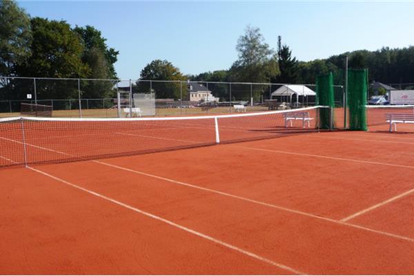 Aménagement terrain de hockey synthétique semi mouillé et 3 terrain de tennis Redcourt - Sportinfrabouw NV